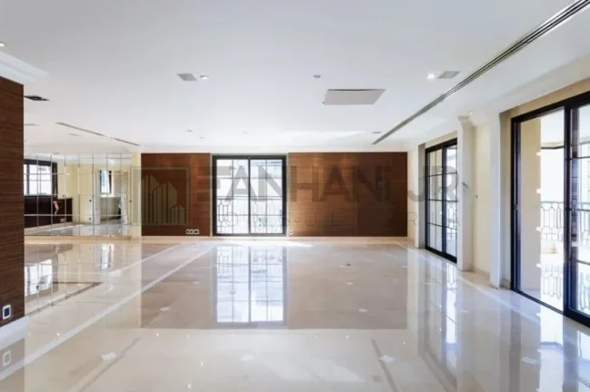 Imagem Com uma área privativa de 315m2, este apartamento luxuoso conta com um espaçoso living para três ambientes, sala de jantar e sala de almoço, além de u