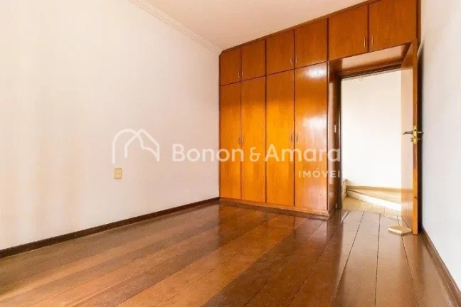 Imagem Ampla e confortável, esta excelente residência conta com 330m² de área construída, oferecendo e...