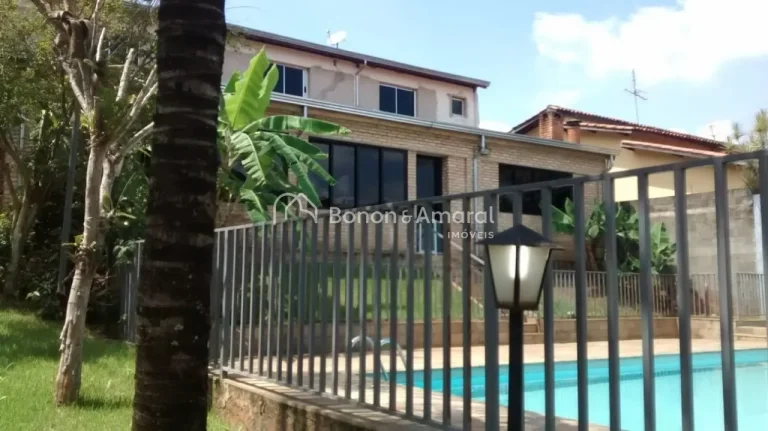 Imagem Esta encantadora chácara oferece três suítes espaçosas, todas com banheiro privativo. A cozinha ...
