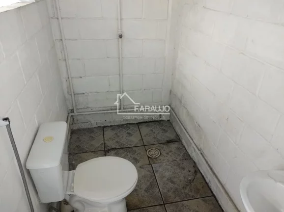 Imagem Com um amplo espaço interno, barracão oferece inúmeras possibilidades de layout e adaptação, permitindo a personalização de acordo c/ as necessidades