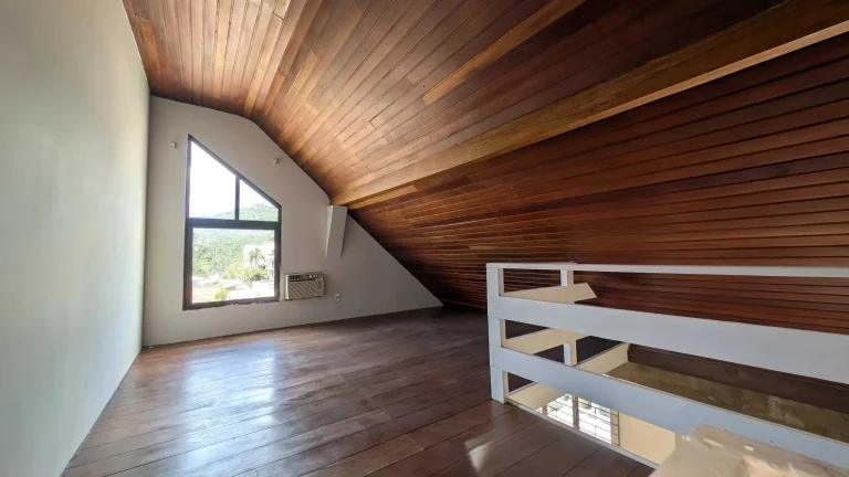 Imagem Casa com 5 dormitórios sendo 3 suítes e 4 vagas de garagem em Florianópolis/SC