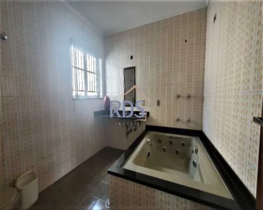 Imagem Vende um excelente sobrado de 216m² em ótima localização