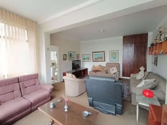 Imagem Casa ampla com 3 quartos, suíte com banheira e terraço no Centro – 2 vagas de garagem