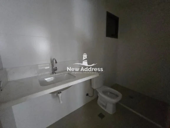 Imagem 2 quartos com suíte em prédio novo e acabamento moderno. Localização excelente, próximo à praia e comércio.
