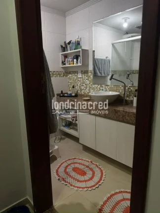 Imagem Casa em Londrina com duas residências independentes, energia solar, área gourmet com churrasqueira e localização excelente — ideal para morar e investir!