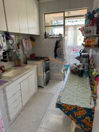 Imagem Apartamento 1 dormitório, sala 2 ambientes, pisos em madeira, cozinha com armários, área de servi...