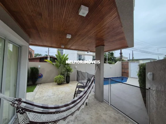 Imagem Casa Nova á Venda com 03 Dormitórios sendo 01 Suíte Localizado no Centro de Camboriú - SC