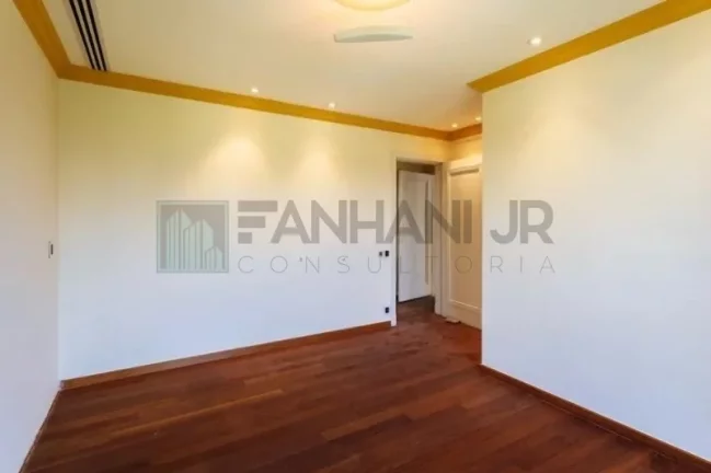 Imagem Com uma área privativa de 315m2, este apartamento luxuoso conta com um espaçoso living para três ambientes, sala de jantar e sala de almoço, além de u