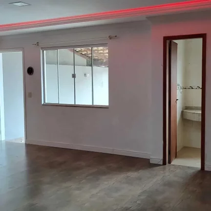 Imagem Sobrado com 3 quartos sendo 1 suíte e 2 vagas de garagem em Camboriú