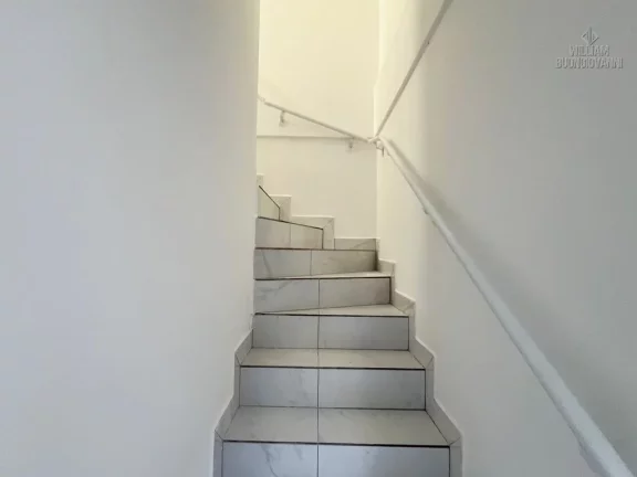 Imagem Casa de condomínio na Vila Tupi, 2 Dormitórios com Suíte! Sobreposta com Sacada!