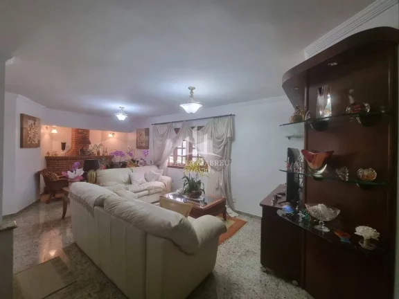 Imagem Casa de Alto Padrão 4 quartos sendo 1 suíte, 3 Banheiros, Salas espaçosas, 4 Vagas, Área Lazer com Churrasqueira, Campo Pq no Jardim Petrópolis, Ribeirão Pires-SP