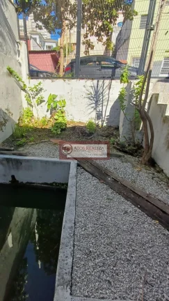 Imagem Vendo Excelente oportunidade na Lapa. Casa de 2 Dormitórios sendo uma suíte, sala em 2 ambíentes, 2 vagas de garagem, áreatotal 171m2, frente para 2 ruas, Jardim com algo natural, quintal com Árvores frutíferas produzindo, aproveite essa oportunidade, Val