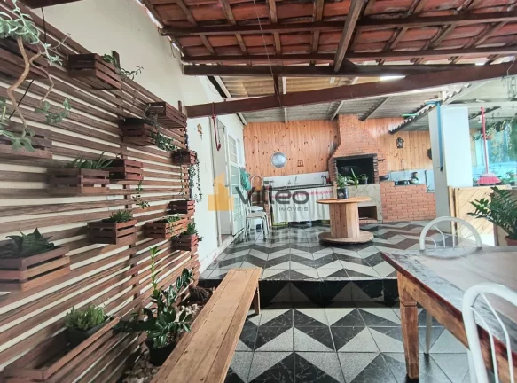 Imagem Descrição do Imóvel:

Descubra o prazer de viver em uma residência que combina elegância, funci...