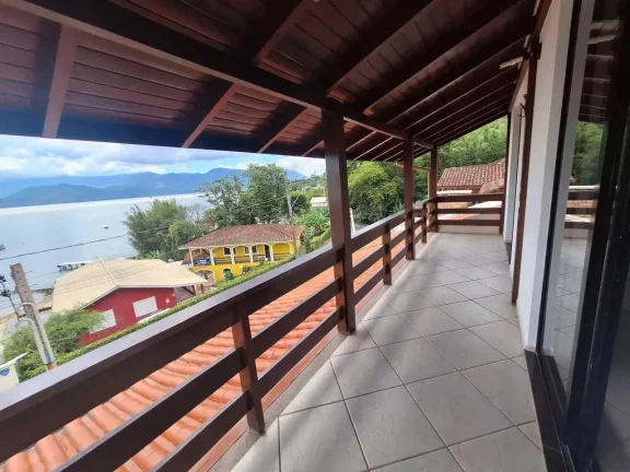 Imagem Casa mobiliada com 4 dormitórios sendo 2 suítes e 3 vagas de garagem em Florianópolis