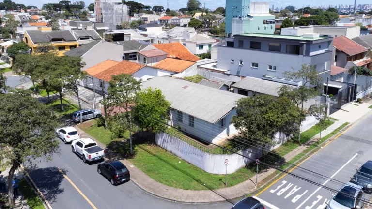 Imagem Terreno de esquina com 660 m² á venda por R$ 1.500.000 - Jardim das Américas - Curitiba/PR