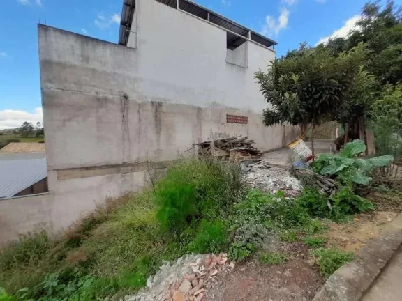 Imagem Ótima oportunidade! Lote murado de 160m2 com materiais de construção no bairro Caiçaras, Barbacena