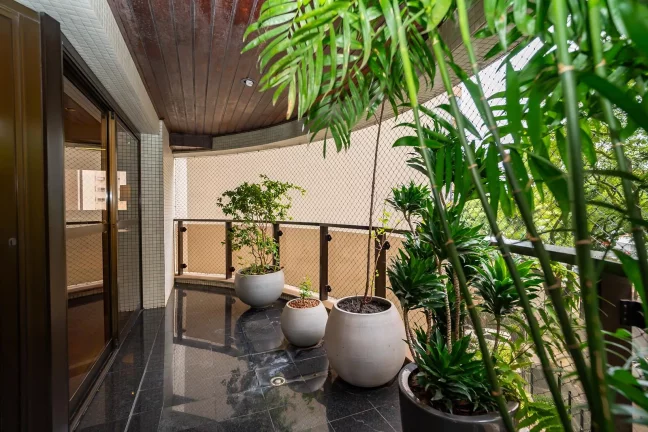 Imagem Luxuoso Apartamento em frente ao Clube Curitibano no coração do Água Verde.