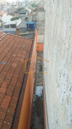 Imagem Sobrado precisando de reforma, com 2 dormitórios, sala, cozinha com armários e 1 banheiro. Possui ...