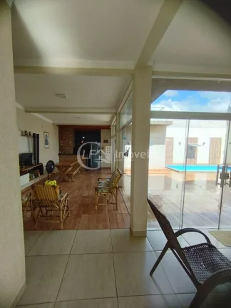 Imagem Casa à venda em Campo Grande-MS, bairro Panorama: 2 quartos, 1 suíte, 3 salas, 2 banheiros, 4 vagas de garagem, 266m².