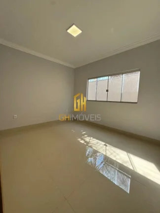 Imagem GH1935

A casa possui:

- 4 quartos (2 suite);
- 1 banheiro social;
- Sala; 
- Cozinha; 
- Área de ...