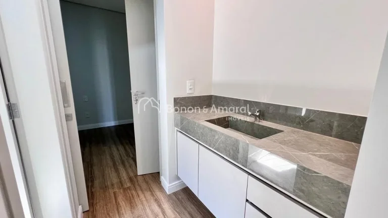 Imagem Apresentamos uma belíssima casa de luxo localizada no exclusivo Condomínio Portal do Jequitibá, e...
