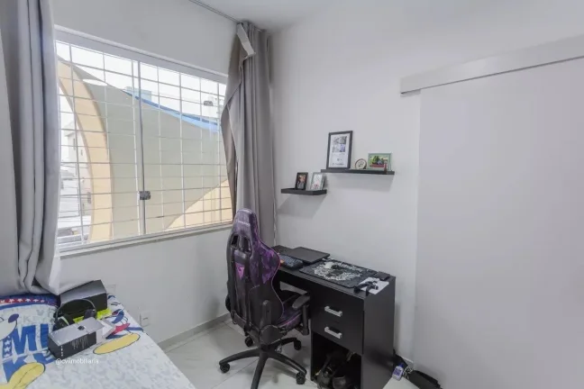 Imagem Com aproximadamente 180 m² de área construída, o imóvel conta com 4 quartos, sendo 1 suíte, ofe...