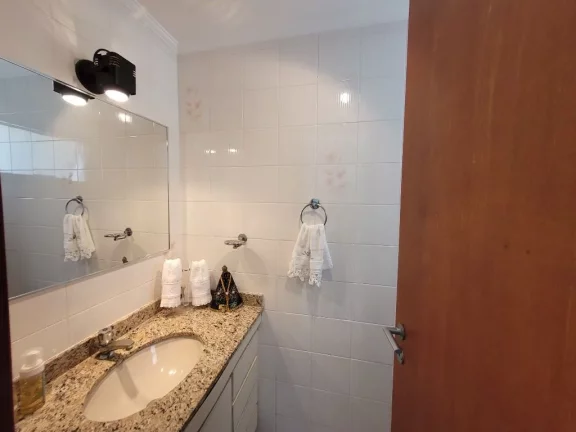 Imagem ASTÚRIAS – UMA QUADRA DA PRAIA, MARAVILHOSO APTO COM 124 M² ÚTEIS, 01 VAGA DE GARAGEM NO PRÉDIO, PISCINA E SALÃO DE JOGOS E FESTAS.