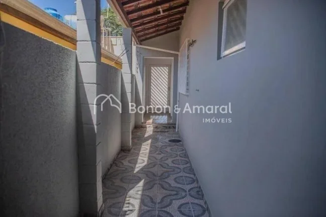 Imagem Belíssima e espaçosa casa térrea, com 287 m² de área construída. A residência possui 3 quarto...