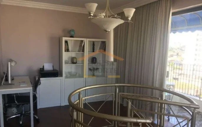 Imagem Cobertura duplex, 140m², possui 3 dormitórios, sendo 1 suíte, todos com pisos de madeira, proporc...
