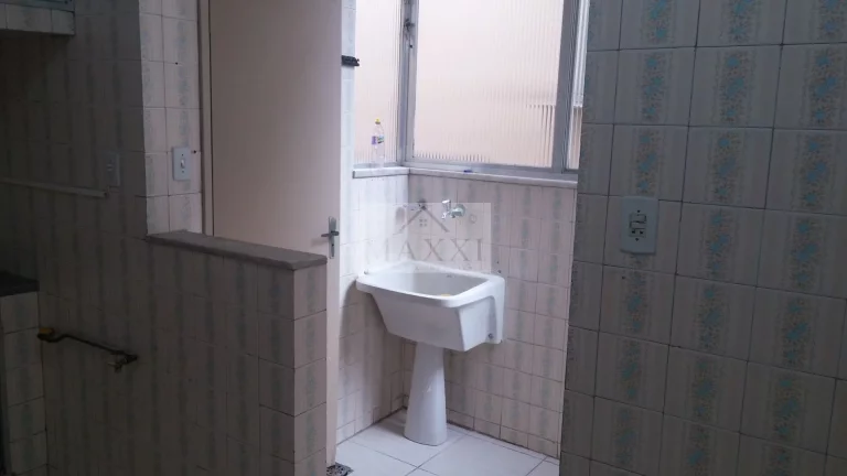 Imagem Casa Triplex para Locação no Conjunto Residencial Henriqueta – 2 Quartos e Garagem