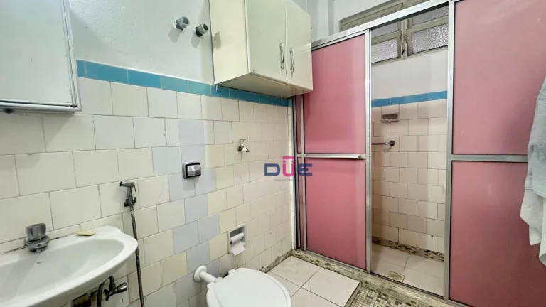 Imagem Sala living, na quadra da praia R .Arthur Assis. Pode ser dividido pois tem 50m2 de área útil com elevador e vaga R$ 305.000 - Boqueirão - Santos/SP