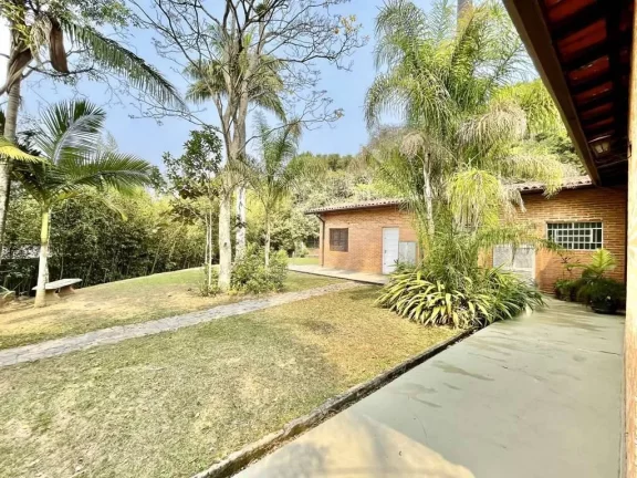 Imagem Condomínio de alto padrão, arborizado e com alamedas largas.