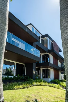 Imagem Magnífica casa em Jurerê Internacional a apenas 100m do mar. Casa localizada em exelente terreno d...