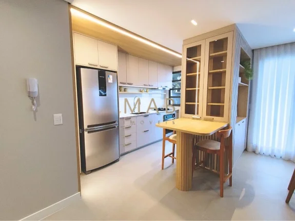 Imagem **MOBILIADO E DECORADO** Apartamento Duplex com 3 suítes, lavabo, cozinha, sala estar/jantar, área de serviço, sacada com churrasqueira. 2 vagas de ga