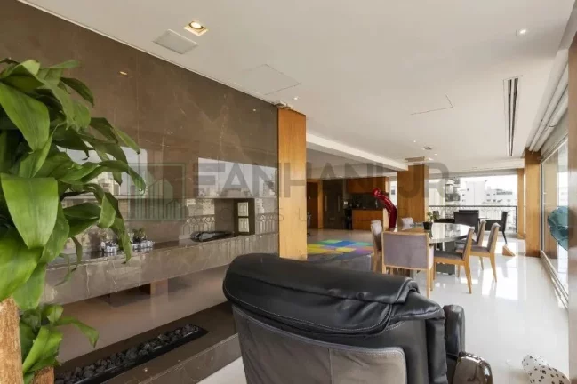 Imagem Apartamento de Alto Padrão na Vila Nova Conceição com 2 Suítes, 5 Salas e 5 Vagas de Garagem - São Paulo-SP