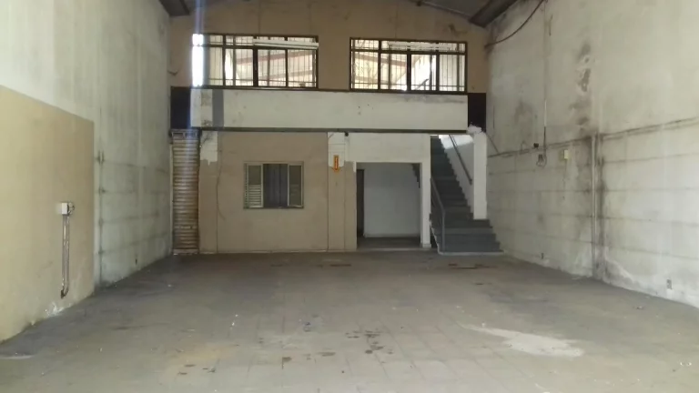 Imagem Salão comercial, com mezanino, escritório com 03 salas, 02 banheiro e cozinha.Excelente localizaç...