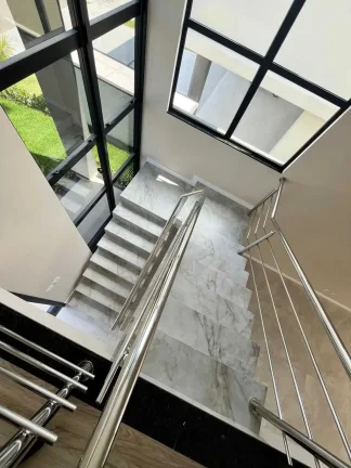 Imagem Casa de alto padrão com 4 dormitórios sendo 3 suítes e 4 vagas de garagem em Camboriú/SC
