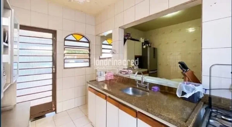 Imagem Casa no Jardim Santa Rosa contendo 03 dormitórios, sendo 01 suíte, WC social, lavabo e cozinha. Fundos com 02 cômodos e WC social
