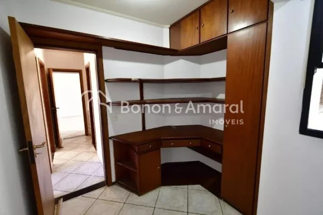 Imagem Aconchegante e espaçoso, este imóvel conta com 3 quartos, incluindo 1 suíte, e 3 banheiros no tot...