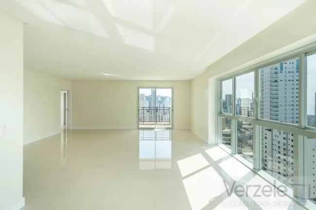 Imagem Apartamento 4 ou + dormitórios para Venda em Balneário Camboriú / SC no bairro Centro
