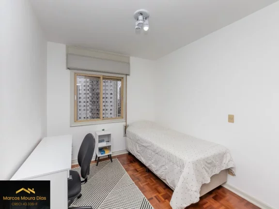 Imagem Apartamento na Pompéia, com 3 dormitórios, 1 suíte, e 2 vagas e dependência de serviço completa. Edifício com Portaria 24 hs, Gerador e Lazer