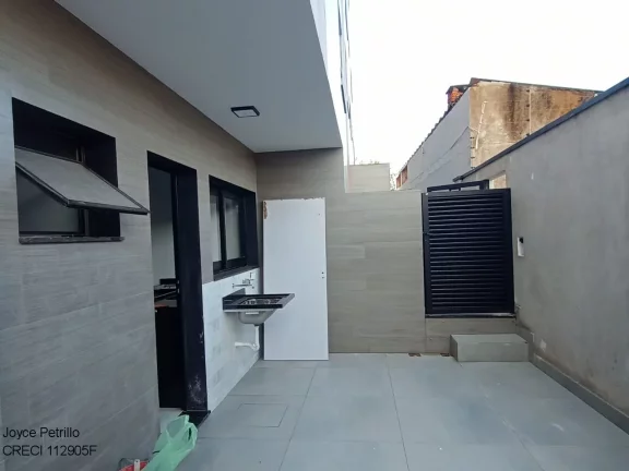 Imagem Apartamento de 2 dormitórios, novinho, moderno e a apenas 600 metros da praia. Disponível para locação em Peruíbe.