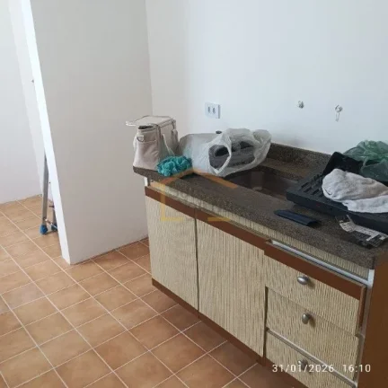 Imagem Apartamento com 64m² reformado, dispõe de 2 dormitórios, 1 banheiro, sala para dois ambientes, sa...
