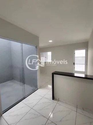 Imagem Casa à venda em Campo Grande-MS, no bairro Jardim Noroeste. Com 2 quartos, 1 suíte, sala, 2 vagas de garagem e 66,00 m² de área. Aproveite!