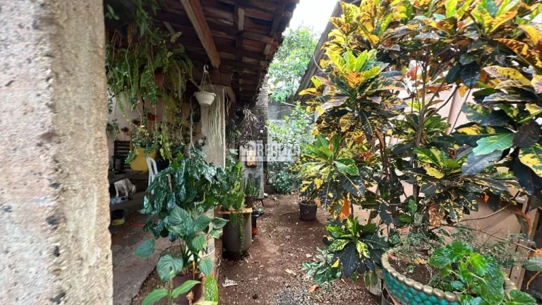 Imagem Espaçosa casa à venda no bairro Fabrício, Uberaba - 6 dormitórios e amplo quintal!