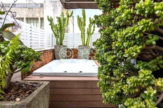 Imagem Cobertura reformadíssima com 155m² em Perdizes. Primeiro piso - sala para dois ambientes com sacad...