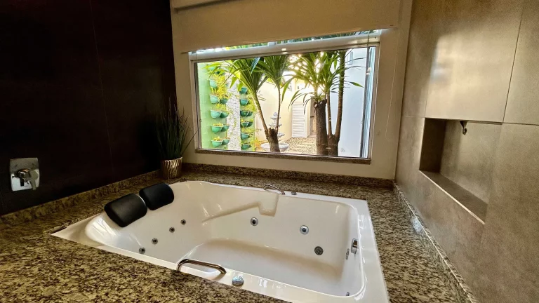 Imagem Casa com 3 dormitórios sendo 1 suíte e 2 vagas de garagem no Centro de Navegantes/SC