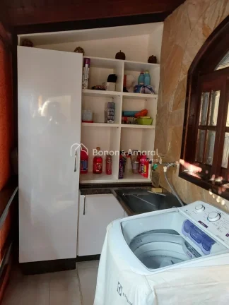 Imagem Esta encantadora casa de madeira oferece um ambiente acolhedor e confortável, perfeita para a famí...