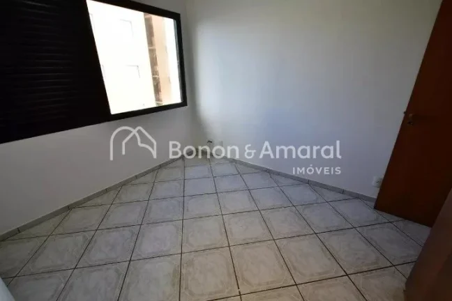 Imagem Aconchegante e espaçoso, este imóvel conta com 3 quartos, incluindo 1 suíte, e 3 banheiros no tot...