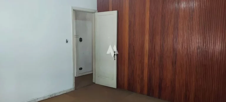 Imagem Casa com ótima localização na Avenida Afonso Pena com 03 Quartos + edícula á venda em Santos